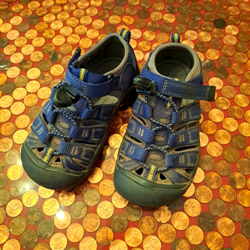 Keen little kids sz 10 hook loop sandals